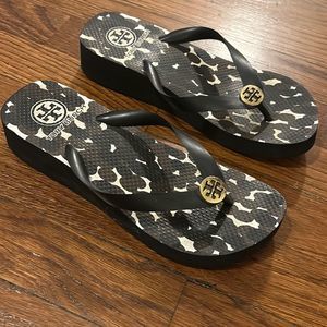 Tory Burch slide thong sandals w/ gold-tone emblem / rubber wedges Size 7